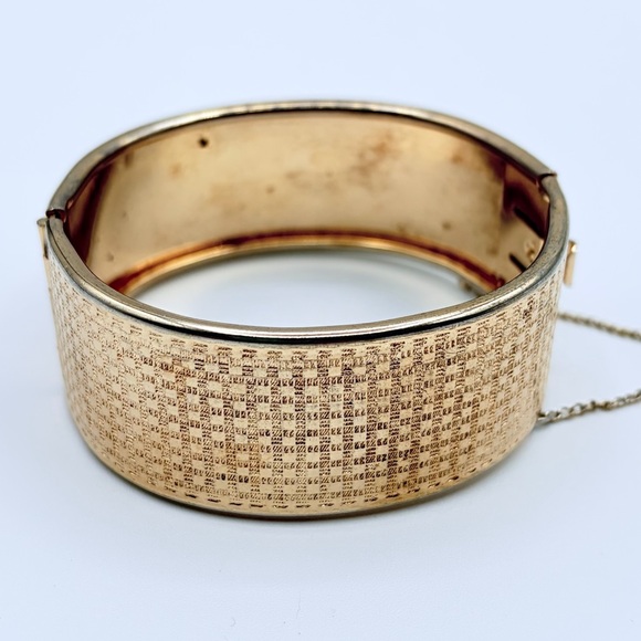 Vintage Gold Tone Wide Cuff Bracelet Textured Hinged Bangle Safety Chain - Picture 4 of 15